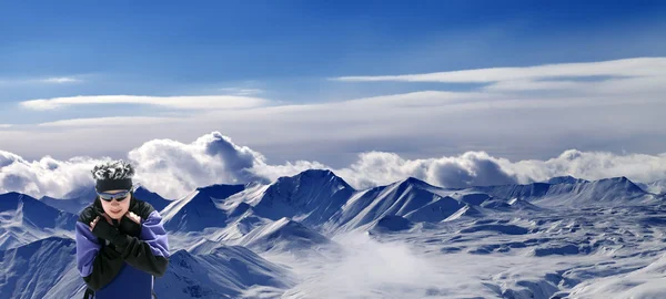 Snowboardeur et vue panoramique sur le plateau enneigé — Photo