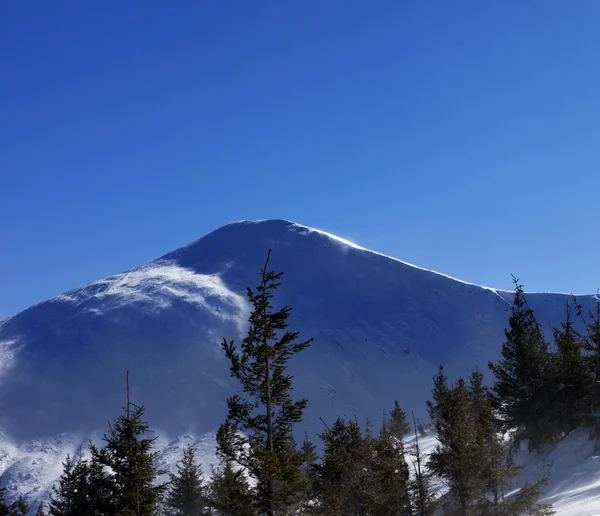 Montañas de invierno en el soleado día ventoso —  Fotos de Stock