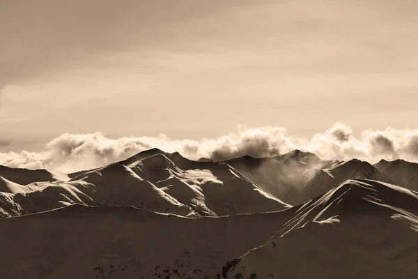 Sepia Abend Winter Berge und Sonne Wolken — Stockfoto