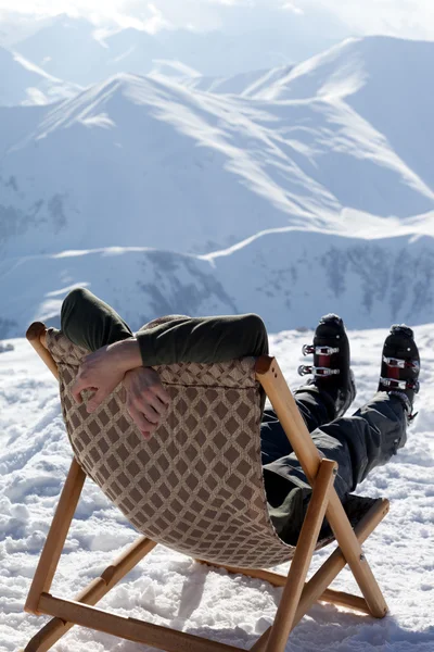 スキーヤーはサンラウン ジャーで休んで冬山 — ストック写真