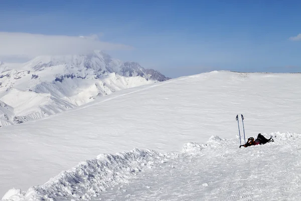 Skiën en snowboarden apparatuur op helling op zonnige dag — Stockfoto