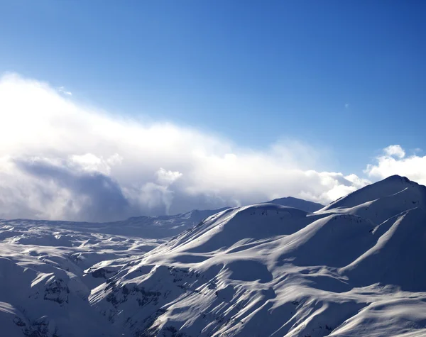 Montagne di luce solare nella nebbia di sera — Foto Stock