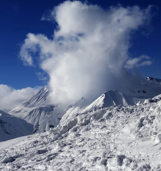Ponto de vista sobre as montanhas nevadas — Fotografia de Stock