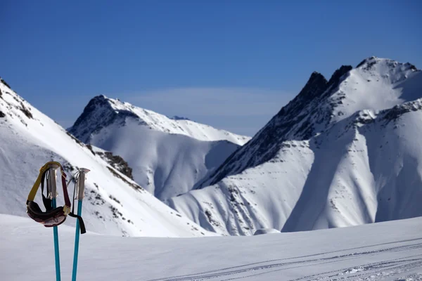 Pasamontañas, bastones de esquí y pendiente fuera de pista —  Fotos de Stock