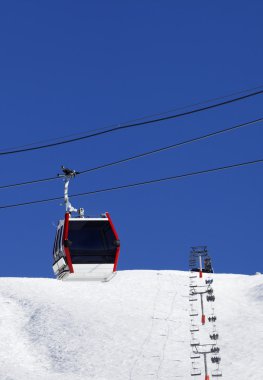 Gondol ve sandalye teleferiklerinin güzel gün ski Resort