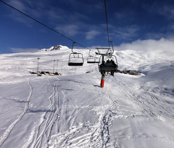 Elevación de la silla y pendiente fuera de pista en el día de buen sol — Foto de Stock