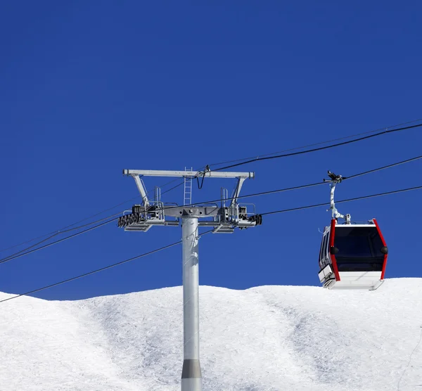 Télécabine à la station de ski de belle journée — Photo
