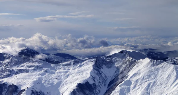Vista panoramica sulle montagne di inverno in nuvole — Foto Stock