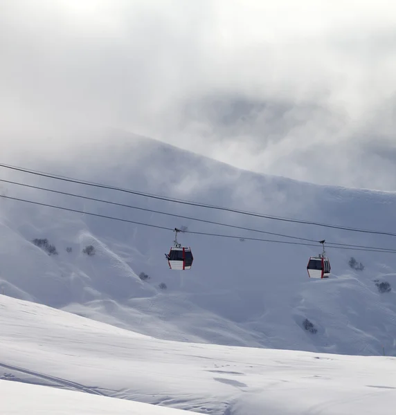 Télécabines et pente hors piste dans la brume — Photo