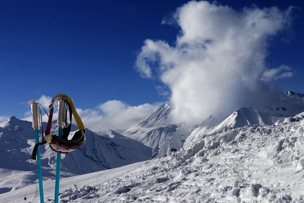 Masque de ski sur les bâtons de ski et de la pente hors piste — Photo