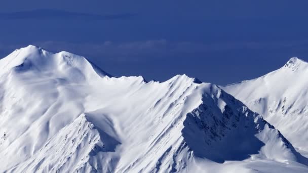 天気の良い日でゲレンデ外の雪に覆われた斜面に表示します。 — ストック動画