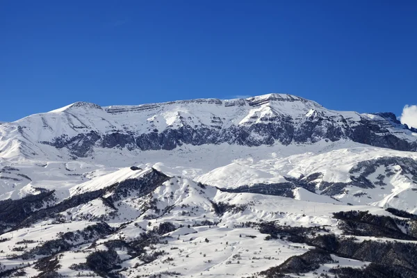 Montagne hivernale au jour de beau soleil — Photo