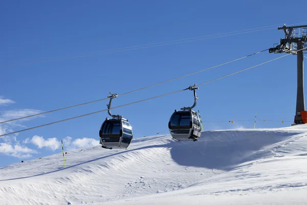 Wyciągu gondolowego na ośrodek narciarski w słońce wietrzny dzień — Zdjęcie stockowe