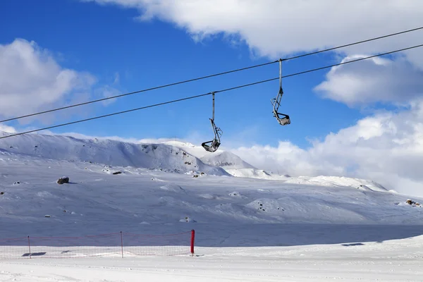 Stoeltjeslift in skiresort — Stockfoto