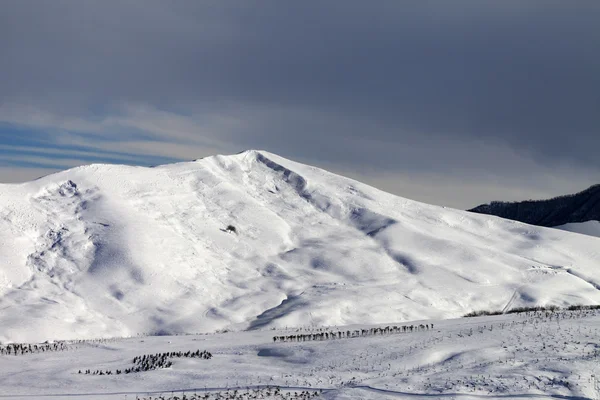 Schneebedeckten Bergen am Morgen Sonne — Stockfoto