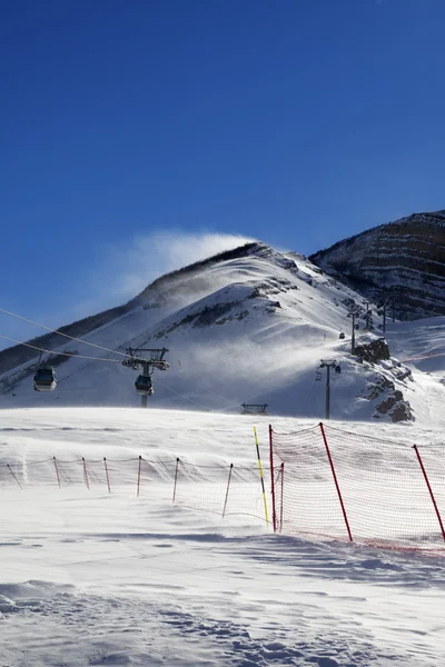 Gondola lift on ski resort at windy sun day — Stock Photo, Image