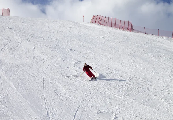 太阳一天的滑雪坡上的滑雪者 — 图库照片