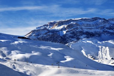 Gün batımında Ski resort ve güneş ışığı kayalar