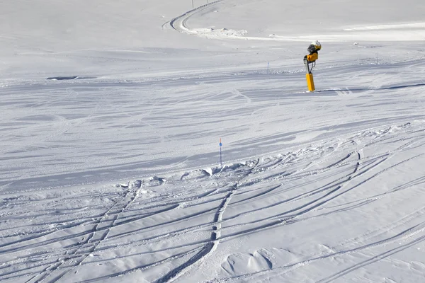 Ski slope and snow gun — Stock Photo, Image