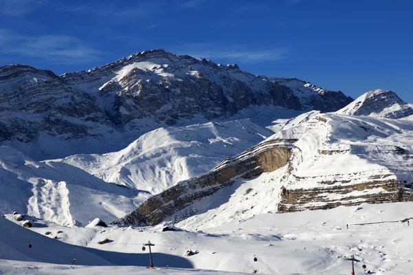 Skigebiet am sonnigen Abend — Stockfoto