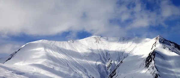 Панорамный вид на снежном склоне внетрассового катания — стоковое фото