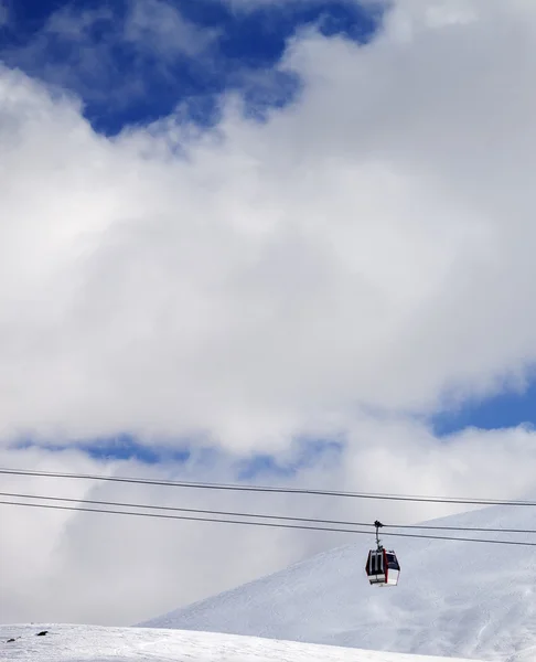 缆车电梯和在太阳天的滑雪坡 — 图库照片