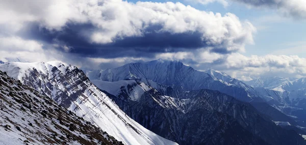 Vue panoramique sur la montagne hivernale dans un ciel nuageux et de soirée — Photo