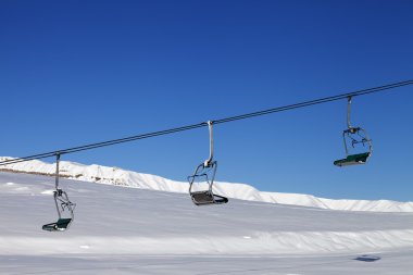 Sandalye-Asansör ve mavi gökyüzü güneş gün