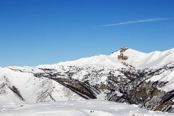 素敵な日に雪の降る冬の山 — ストック写真