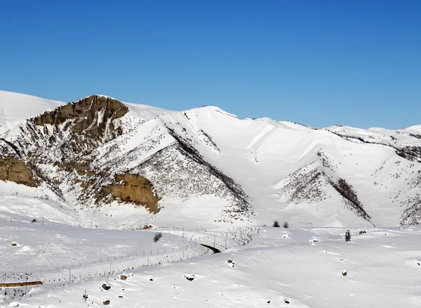 Verschneite Winterlandschaft Berge am Morgen schön Sonne — Stockfoto