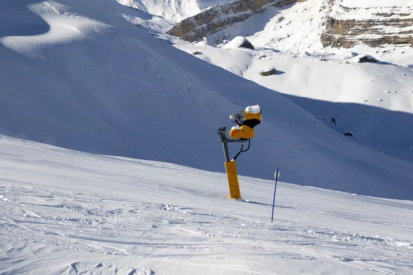 Ski slope with snowmaking — Stock Photo, Image