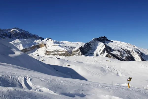 在好的太阳一天的滑雪胜地 — 图库照片