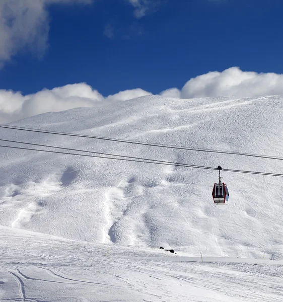 Gondellift en ski helling op zon dag — Stockfoto