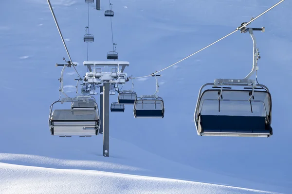 Wyciąg narciarski w wczesnym rankiem — Zdjęcie stockowe