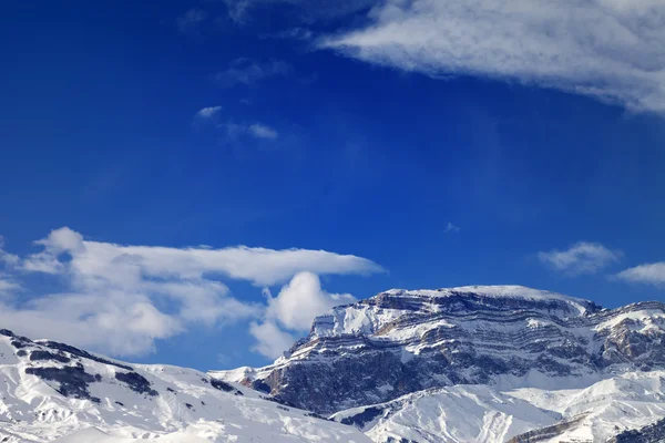 Rocce in neve al giorno piacevole del sole — Foto Stock