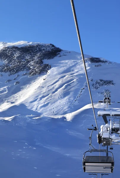 Pente hors piste et le télésiège après chute de neige — Photo