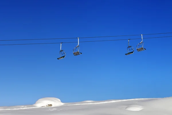 Elevación de la silla y cielo claro azul en día soleado — Foto de Stock