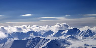 Panoramik akşam bulutlu Dağları üzerinde