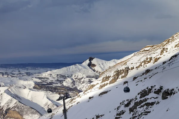 Gondola lift a síközpont a sun esti — Stock Fotó