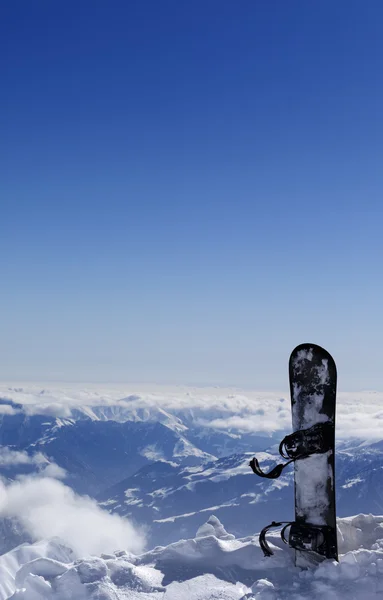 Snowboard στο χιόνι σε πλαγιά εκτός πίστας στην ηλιόλουστη ημέρα — Φωτογραφία Αρχείου