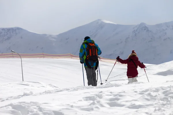 Vader en dochter in skigebied na sneeuwval — Stockfoto