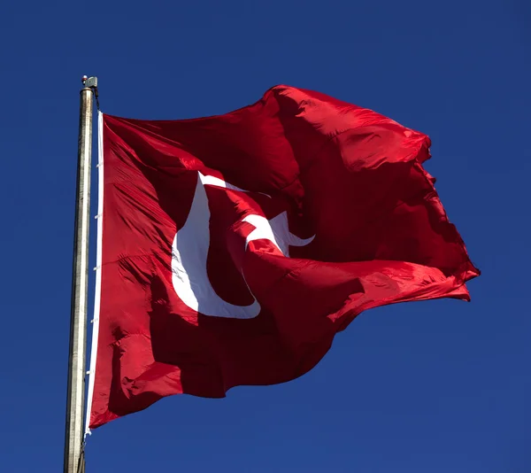Bandera turca sol ondeando en el viento en día soleado — Foto de Stock