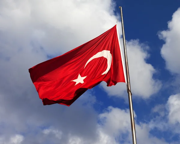 Флаг Турции на флагштоке — стоковое фото