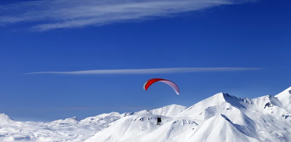 Panoramablick auf Sky in schneebedeckten Bergen am Tag schön Sonne gleiten — Stockfoto