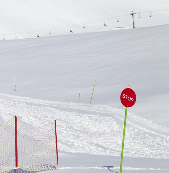 Fermé la piste de ski avec panneau d'arrêt — Photo