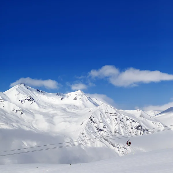 Montagne innevate d'inverno e pista da sci al giorno bello. — Foto Stock