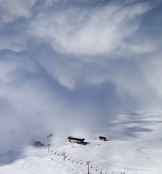Estación de esquí en las nubes —  Fotos de Stock