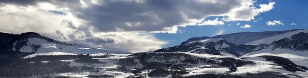 Panorama delle montagne di inverno alla sera — Foto Stock