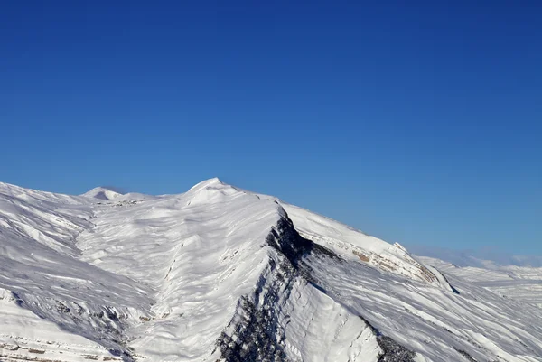 Winter besneeuwde bergen in mooie zon dag — Stockfoto