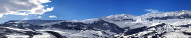 Güzel güneş günü karlı dağların panoramik görünüm